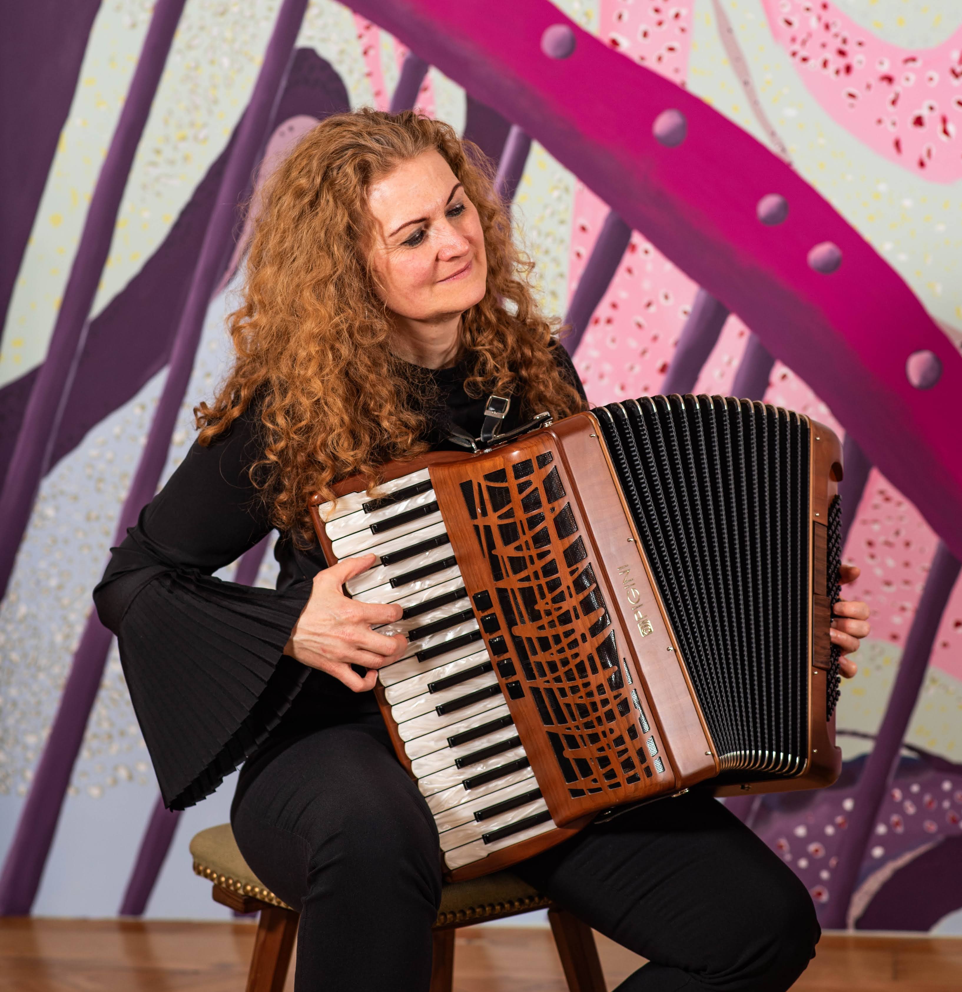 Porträt von Carmen Baumgartner mit Akkordeon.