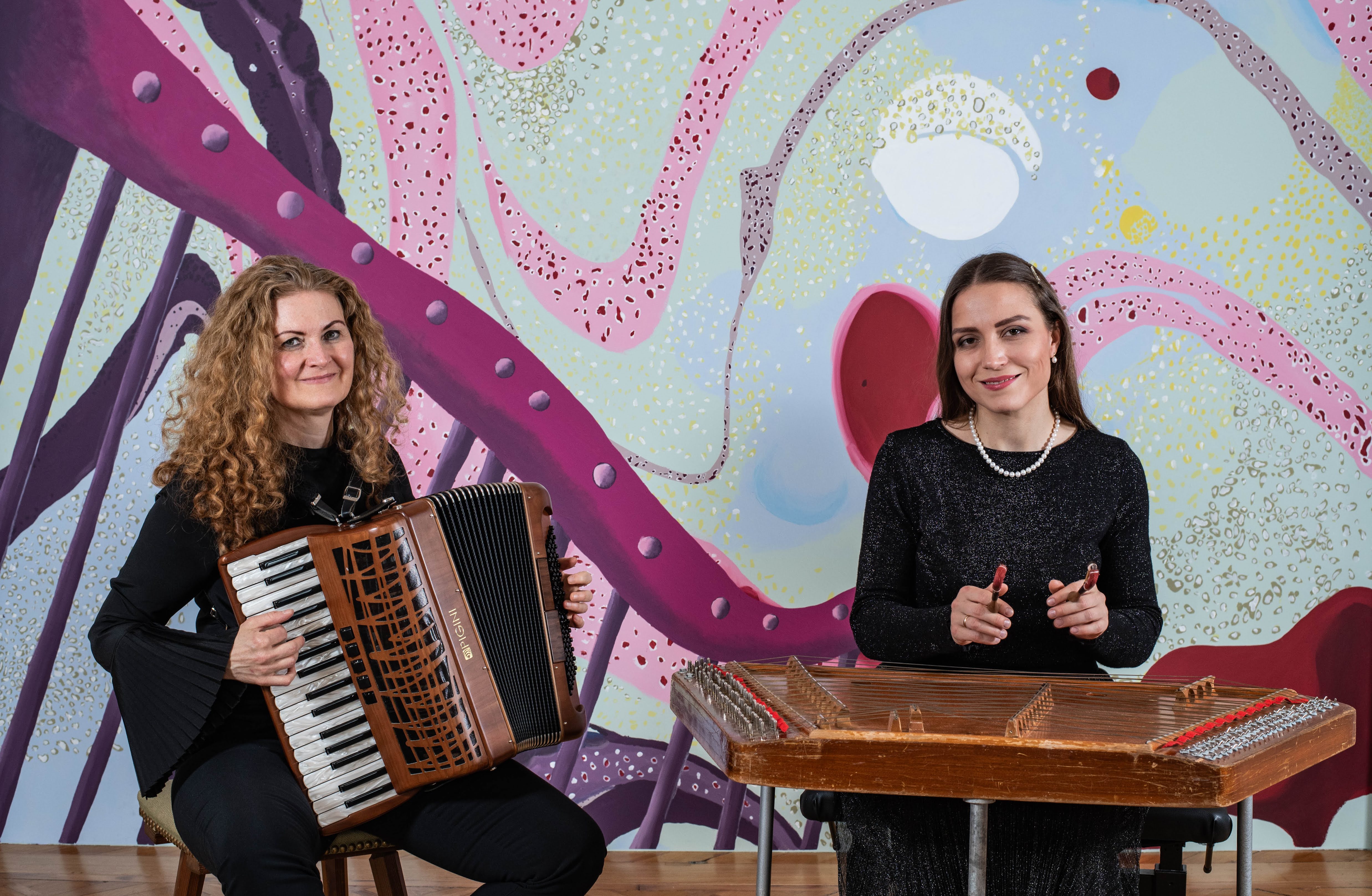 Carmen Baumgartner und Iryna Morozova im historischen Innenraum.