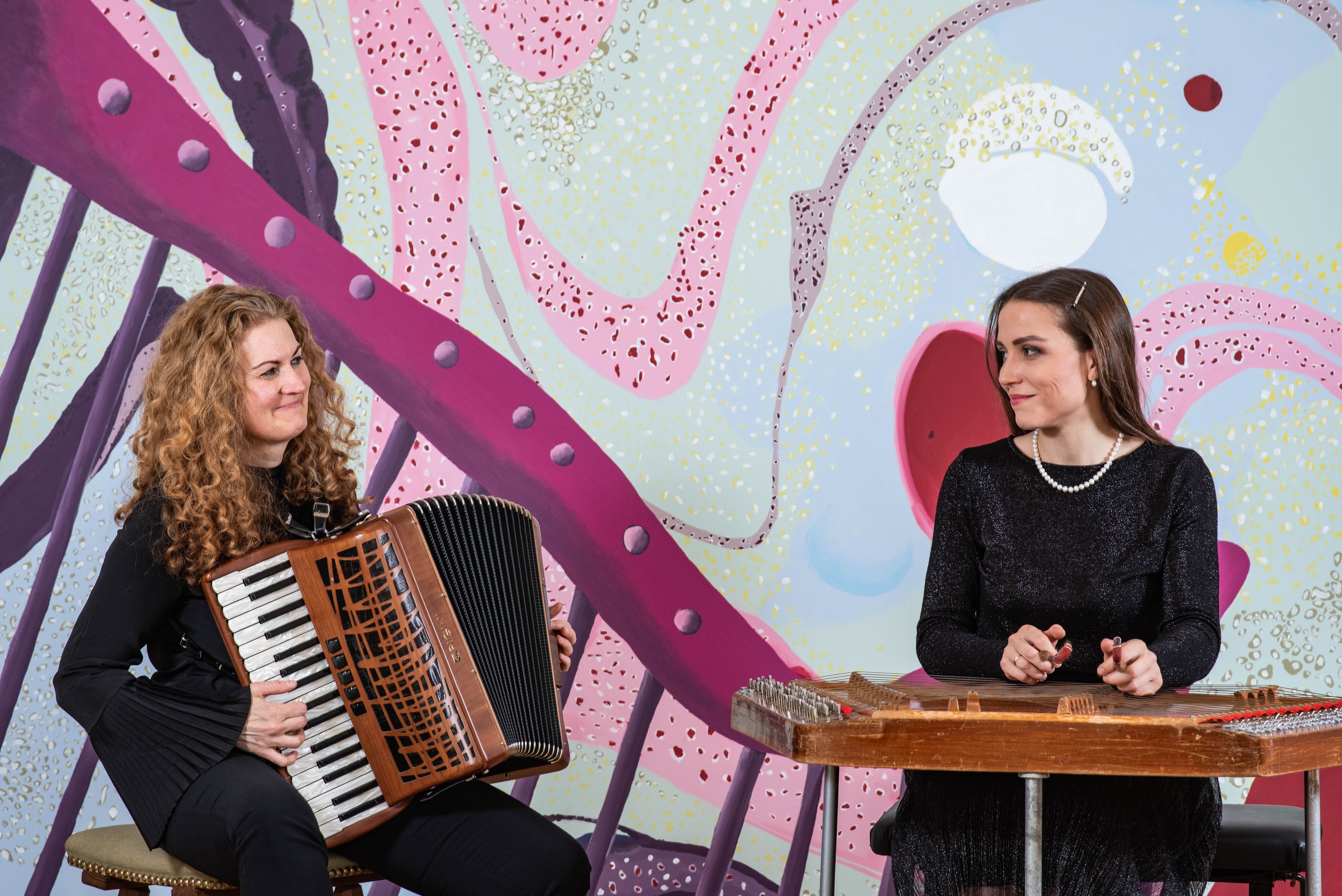 Carmen Baumgartner und Iryna Morozova beim gemeinsamen Musizieren.