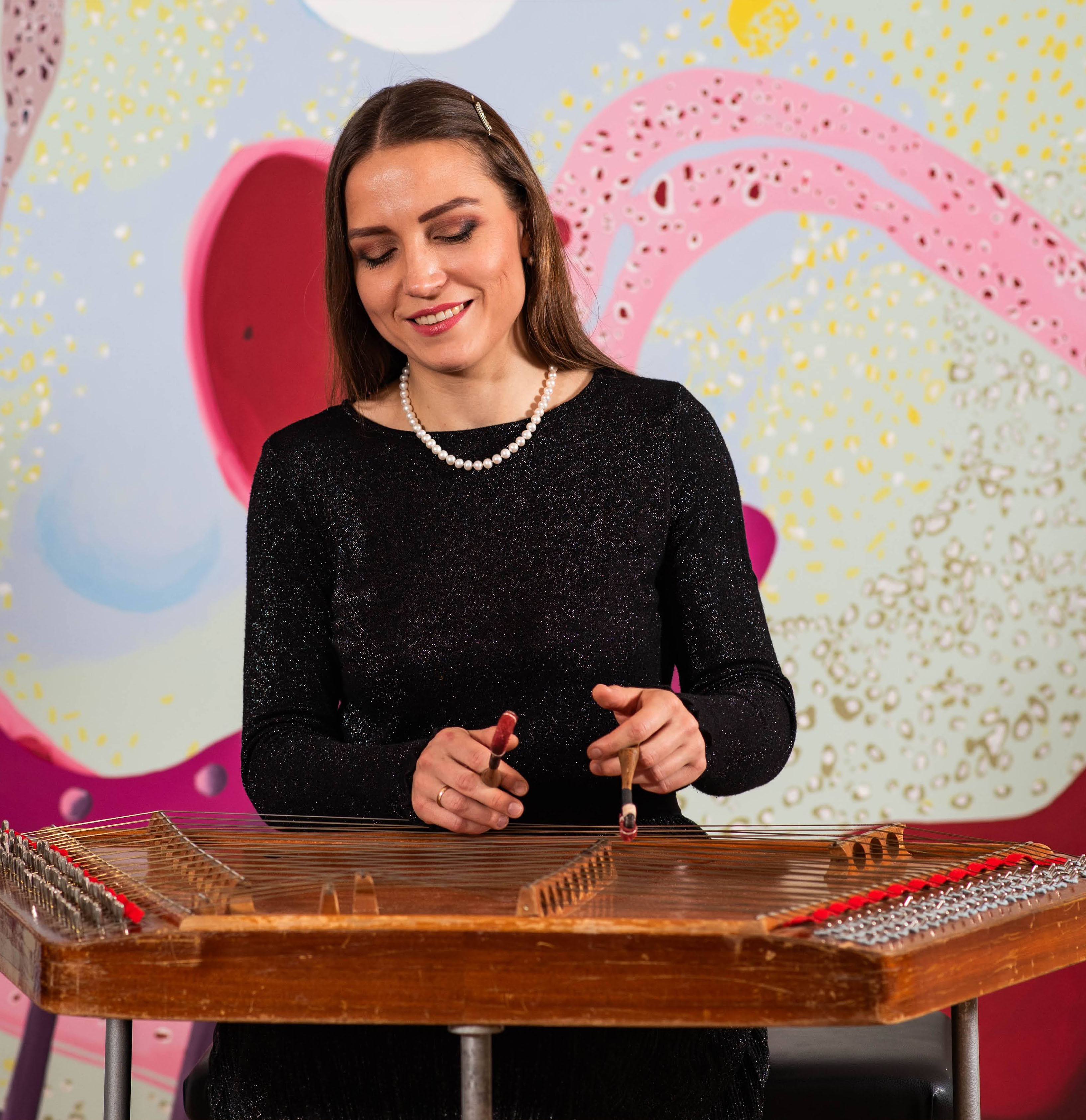 Porträt von Iryna Morozova am Zymbal.